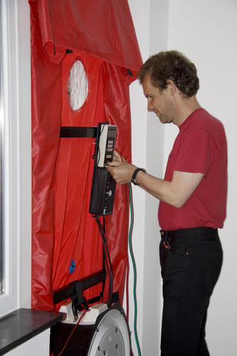 Die Konzentration bei Blower-Door-Tests auf EnEV-Schlussmessungen greift zu kurz, meint der FLiB. - FLiB e.V.