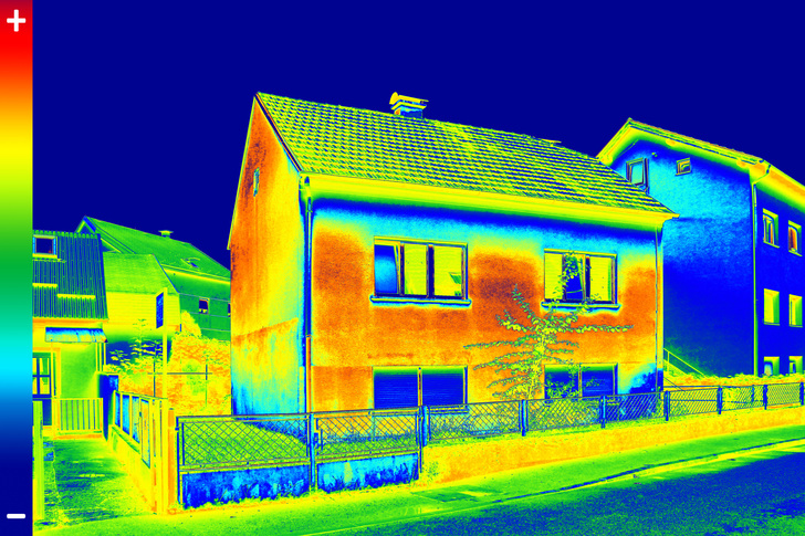 Für die energetische Qualitätssicherung und den Qualitätsnachweis der Gebäudehülle gibt es heute mehrere etablierte Verfahren. Bei der Anlagentechnik klammert sich die Branche an Prüfstandswerte, die die Praxis nicht widerspiegeln. Durch gezielte Nachweise könnten Theorie- und Praxiswerte enger zusammenkommen und die energetische Modernisierung attraktiver machen. - ivansmuk / iStock / Getty Images Plus - © ivansmuk / iStock / Getty Images Plus
