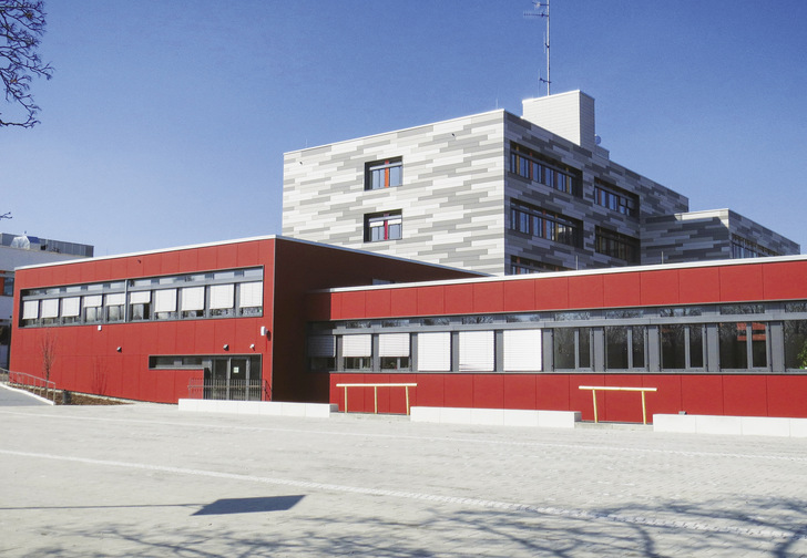 1  Im Rahmen einer Generalsanierung der Grund- und Mittelschule in der Stadt Dorfen (bei Erding) wurde mithilfe eines Systems von WindowMaster eine natürliche Lüftung als Einzelraumregelung und Nachtauskühlung realisiert.