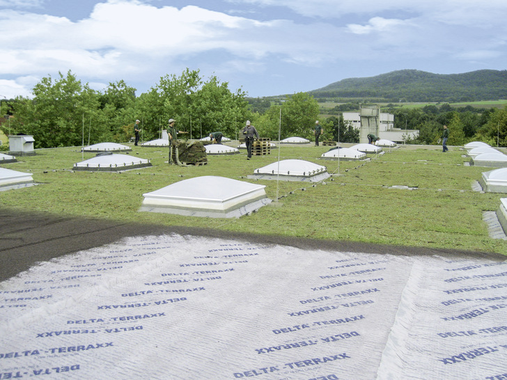 Die Spezialnoppenbahn Delta-Terraxx von Dörken ist für die Hori­zon­taldränung konzipiert und kann universell unter Nutz­flächen auf Flach­dächern und Deckenflächen verlegt werden – seien sie begrünt, begeh- oder befahrbar.