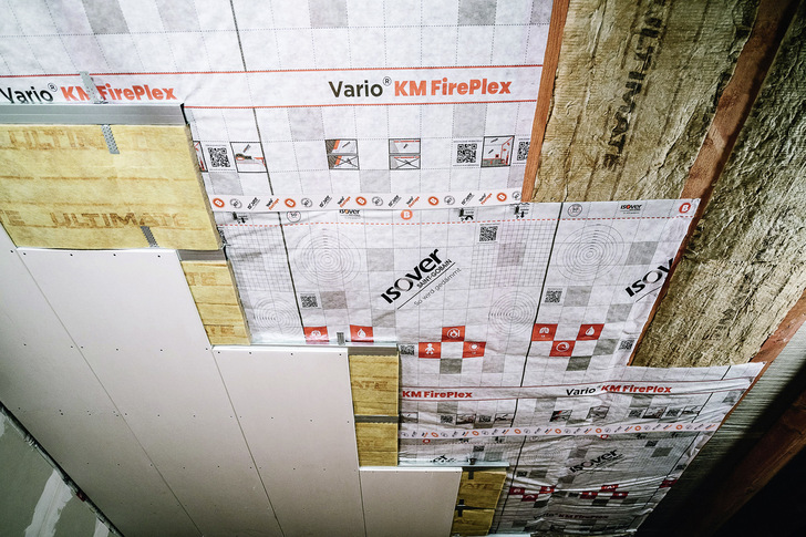 In Kombination mit nichtbrennbaren Isover Dämmstoffen aus Mineralwolle und der neuen Vario KM FirePlex Klimamembran können Konstruktionen geplant und umgesetzt werden, die maximale Brandsicherheit bieten.