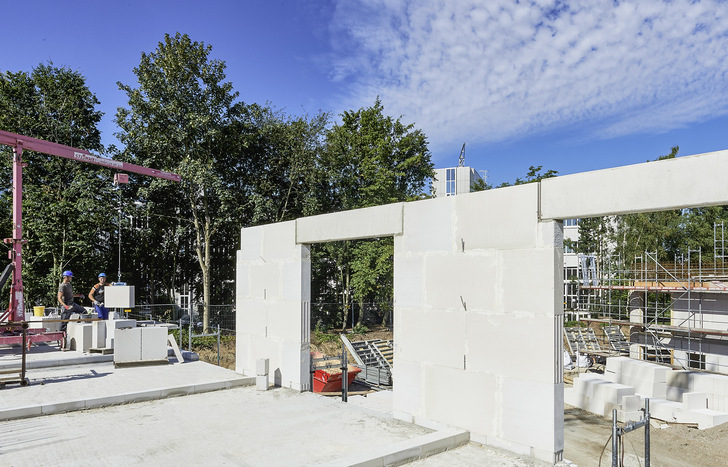 Beim Unika Planelemente Bausystem werden die objektspezifischen Wandbausätze nach den individuellen Entwürfen des Architekten produziert und geliefert.