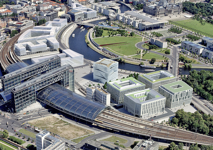 Hinter der Fassade des „Cube Berlin” bündelt das sogenannte „Brain“ smarte Technologien zu einem selbstlernenden System. Dazu zählen die Indoor-Navigation, Buchung von Arbeitsplätzen, individuelle Einstellungen von Licht und Temperatur sowie die Parkplatzsuche. - © Bild: CA Immo
