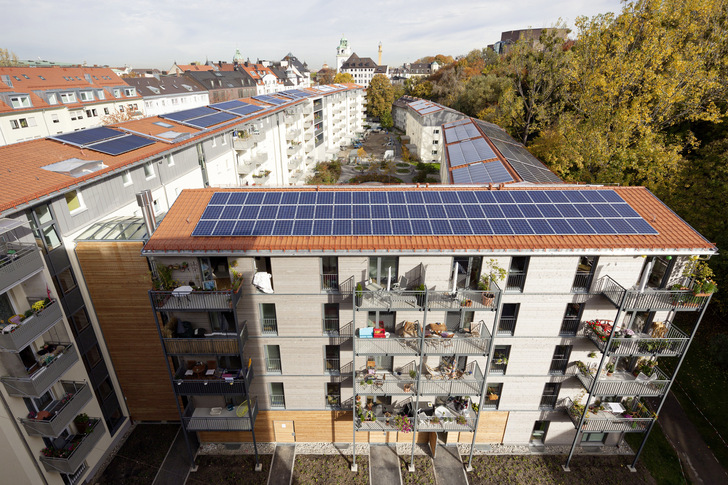 1 Ansicht des gewählten typischen deutschen Mehrfamilienhauses (rechts) für die Berechnungsstudie im Projekt CoNZEBs, in Anlehnung an ein Demonstrationsgebäude der GWG in München (links). - © Bild: GWG München / Stefan Müller-Naumann
 1 Ansicht des gewählten typischen deutschen Mehrfamilienhauses (rechts) für die Berechnungsstudie im Projekt CoNZEBs, in Anlehnung an ein Demonstrationsgebäude der GWG in München (links).