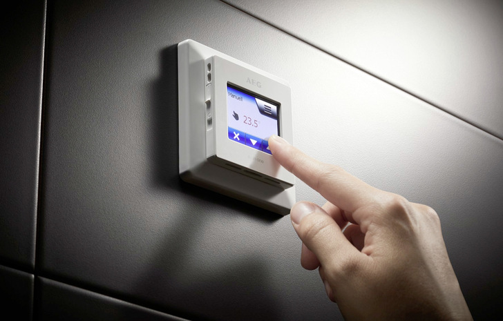 Der Temperaturregler kommt mit einer Unterputzdose in der Wand aus. - © Bild: AEG Haustechnik
 Der Temperaturregler kommt mit einer Unterputzdose in der Wand aus.