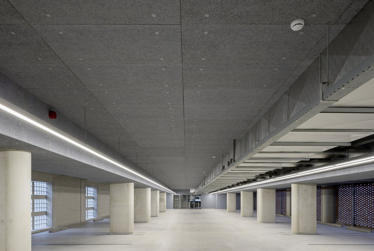 Macht aus düsteren Tiefgaragen ansprechende Parkräume mit angenehmer Akustik auf hohem Brandschutzniveau: Das Tektalan Zweischichtplatten-Sortiment erfüllt spezifische Eigenschaften in fünf klar unterteilten Produktgruppen. - © Bild: Knauf Insulation
 Macht aus düsteren Tiefgaragen ansprechende Parkräume mit angenehmer Akustik auf hohem Brandschutzniveau: Das Tektalan Zweischichtplatten-Sortiment erfüllt spezifische Eigenschaften in fünf klar unterteilten Produktgruppen.