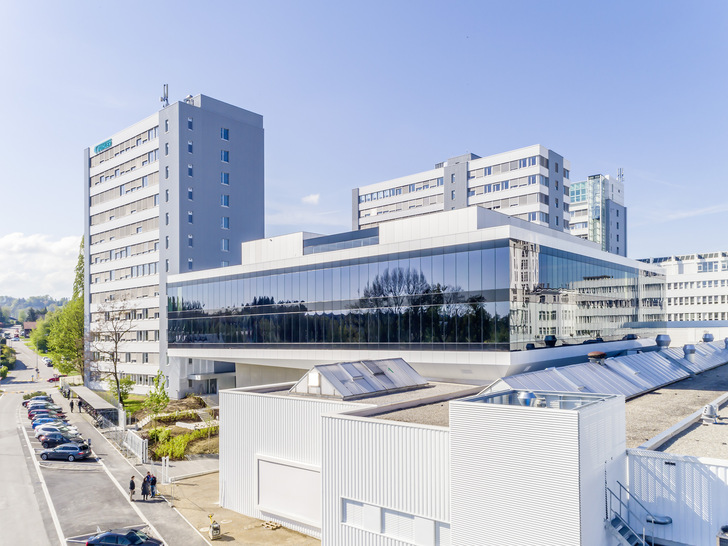 Die Glasfassade des CUBIC wurde als Structural-Glazing-Fassade konstruiert und mit dem schaltbaren Sonnenschutzglas SageGlass Vario ausgestattet.