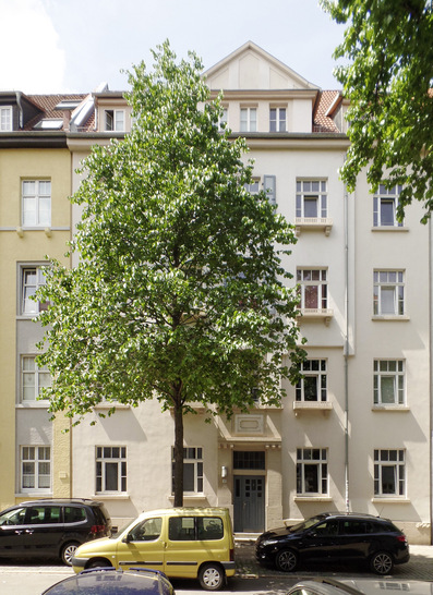 1 Dieses viergeschossige Mehrfamilienhaus in Erfurt diente als Untersuchungsobjekt für das Verbundforschungsprojekt „HeatResilientCity“, um die Auswirkungen des Lüftungsverhaltens auf die Wirksamkeit baukonstruktiver und gebäudetechnischer Maßnahmen für den sommerlichen Wärmeschutz zu untersuchen. - © Bild: Schiela / Schünemann
 1 Dieses viergeschossige Mehrfamilienhaus in Erfurt diente als Untersuchungsobjekt für das Verbundforschungsprojekt „HeatResilientCity“, um die Auswirkungen des Lüftungsverhaltens auf die Wirksamkeit baukonstruktiver und gebäudetechnischer Maßnahmen für den sommerlichen Wärmeschutz zu untersuchen.