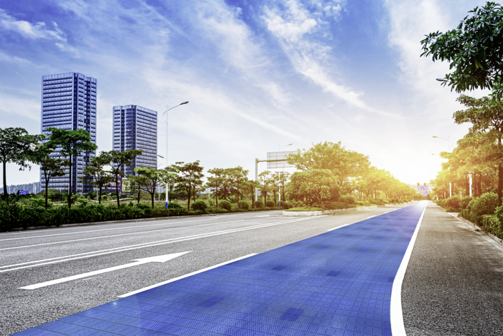 Asphalt war gestern – die Solmove Technologie beruht auf bewährter Photovoltaik, kombiniert mit einer stabilen, rutschfesten Glasober-
fläche. Die profilierten Module werden auf den Untergrund geklebt.