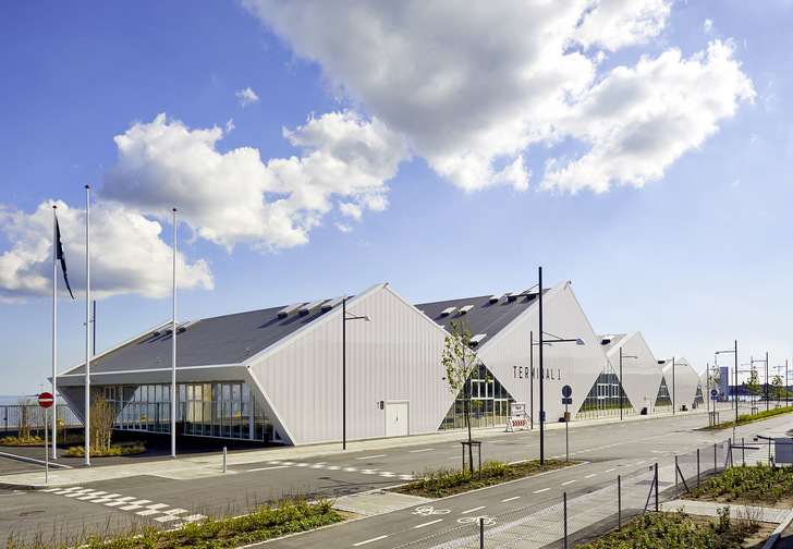 Mit dem Lichtbauelement PC 2550-10 von Rodeca lassen sich transluzente Fassaden mit U-Wert von 0,90 W/(m 2 K) erzielen.