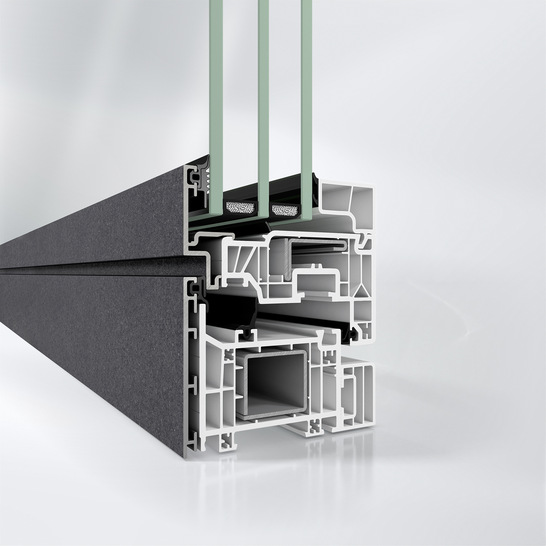 Das neue Schüco Symbiotic Design-Fenstersystem aus Aluminium und Kunststoff kombiniert die Vorteile beider Werkstoffe und zeichnet sich durch schmale Ansichtsbreiten sowie ein puristisches, kantiges Design aus.