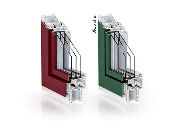 Das Fenstersystem Kömmerling Unity ist die erste Lösung, bei der die Werkstoffe Kunststoff und Aluminium gemeinsam und synergetisch als ein Hybrid-System ihre Vorteile ausspielen. Die Fenster können innen optional flächenbündig wirken, außen sind flächenversetzte oder -bündige Varianten möglich.