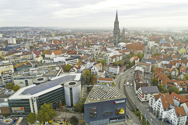 1 Aufgrund ihres außergewöhnlichen Engagements für die erneuer­bare Energieerzeugung und -nutzung wurde die Stadt Ulm von der Agentur für Erneuerbare Energien (AEE) gleich zweimal binnen acht Jahren zur Energie­kommune des Monats ausgezeichnet. - © Bild: Stadt Ulm, Abteilung für Vermessung
