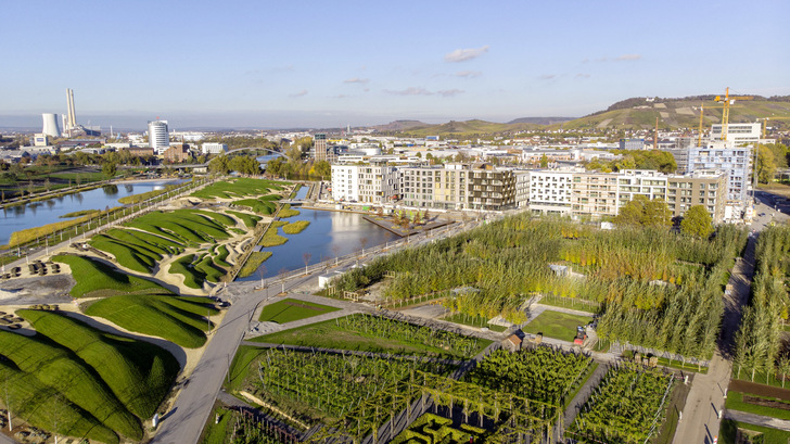 1 Mit dem Quartier Neckarbogen in Heilbronn ist ein nachhaltiger Stadtteil entstanden, der Themen der Zukunft modellhaft aufzeigt. - © Bild: Bundesgartenschau Heilbronn 2019 GmbH
