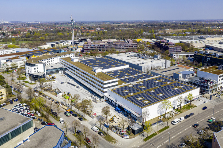 1 Wo einst die Sektkellerei Nymphenburg ihren Sitz hatte, bietet heute das Centro Tesoro auf knapp 24 000 m 2  Fläche in dem revitalisierten Gebäudekomplex anmietbare Büro- und Gewerberäume. Nicht zuletzt aufgrund des konsequenten Einsatzes von Recycling-Baumaterial wurde es als „Nachhaltigstes Immobilienprojekt 2019“ ausgezeichnet. Sowohl das effiziente Energiekonzept mit Mieterstrommodell als auch das Mobilitätskonzept mit Bike-Sharing und E-Ladestationen sowie das nachhaltige Abfallwirtschaftssystem überzeugten die Jury. - © Bild: Eckhart Matthaeus Schwaiger Group
 1 Wo einst die Sektkellerei Nymphenburg ihren Sitz hatte, bietet heute das Centro Tesoro auf knapp 24 000 m 2  Fläche in dem revitalisierten Gebäudekomplex anmietbare Büro- und Gewerberäume. Nicht zuletzt aufgrund des konsequenten Einsatzes von Recycling-Baumaterial wurde es als „Nachhaltigstes Immobilienprojekt 2019“ ausgezeichnet. Sowohl das effiziente Energiekonzept mit Mieterstrommodell als auch das Mobilitätskonzept mit Bike-Sharing und E-Ladestationen sowie das nachhaltige Abfallwirtschaftssystem überzeugten die Jury.