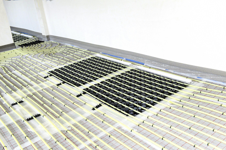 Der Multifunktionsboden ZEWO MultiFloor HKL kombiniert Lüften mit Heizen und Kühlen. - © Bild: Zewotherm
