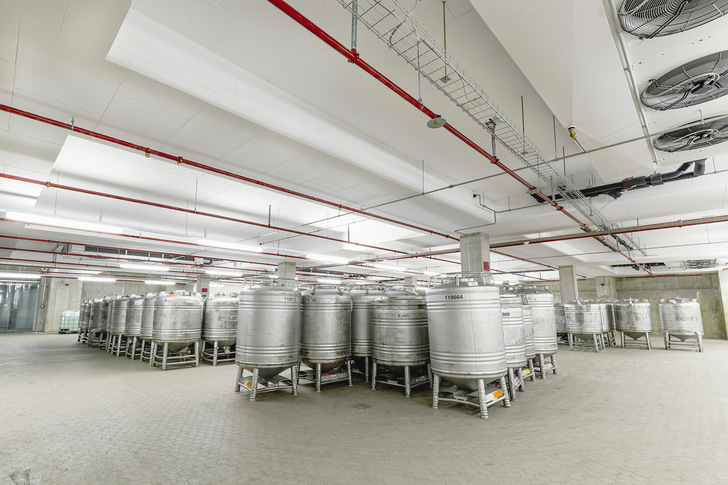 Im Fruchtkeller der Molkerei Ehrmann lagern viele Container mit hochwertigen Fruchtzubereitungen für Joghurts und andere Milchprodukte. Für die nötige Kältedämmung entschied sich das Familienunternehmen für das Dämmsystem Styro von Joma.