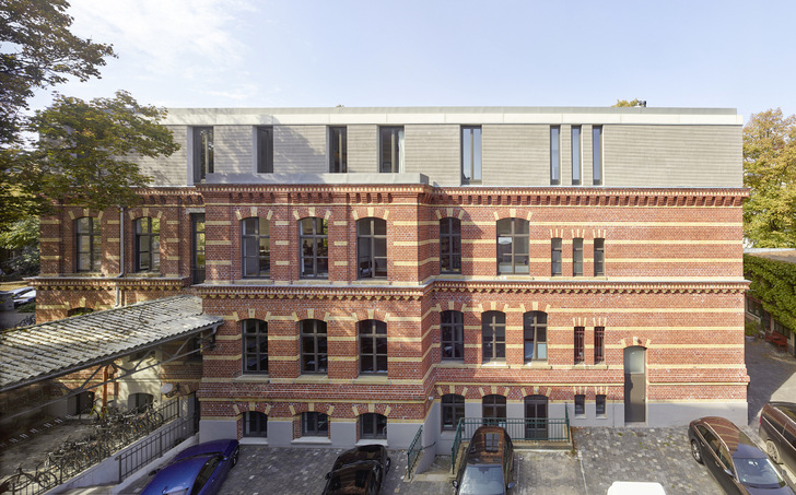 Das neue Dachgeschoss des Kontorhauses in Leipzig greift in seiner Materialität wesentliche Merkmale des bestehenden, massiven Ziegelbaus auf. Es fügt sich durch seine zurückhaltende Form- und Farbsprache in die Bestandskulisse ein und grenzt sich zugleich optisch ab.