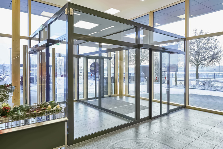 Das Design des ECdrive T2 ordnet sich der filigranen Profilgeometrie unter und wirkt mit einer Haubenhöhe von 100 mm schlank und elegant. - © Bild: Robert Sprang / GEZE GmbH
 Das Design des ECdrive T2 ordnet sich der filigranen Profilgeometrie unter und wirkt mit einer Haubenhöhe von 100 mm schlank und elegant.