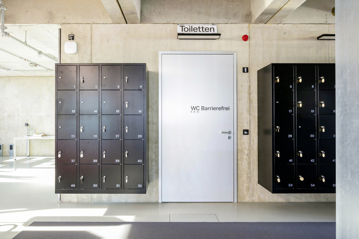 Hygieneanforderungen und Barrierefreiheit spielen in Gebäuden mit hohem Publikumsverkehr eine wichtige Rolle. Die Cleanroom Türlösungen von Schörghuber werden beiden Anforderungen gerecht.