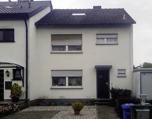 1 Die Großeltern möchten ihr Reihenendhäuschen mit 180 m² Wohnfläche an die nächste Generation weitergeben – das 1975 gebaute Kleinod ist energetisch nicht ertüchtigt und weist folgende Werte auf: Klima: Frankfurt/Main. Ausrichtung: Süd. Dachfläche: 40 m² (Süd), 30° Neigung. Heizwärmebedarf: 146 kWh/(m²a) nach PHPP. Warmwasserbedarf: 28 kWh/(m²a). Strombedarf: 13 kWh/(m²a): 2,4 MWh/a (Hilfs- und Haushaltsstrom). Heizung: Öl, Brenner 2000 erneuert. Σ Endenergie: 36,7 MWh/a