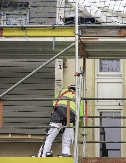 Beim Energiesprong-Konzept erfolgt die Komplett-sanierung mittels vorgefertigter Elemente, die vor die Bestandsfassade montiert werden. - © Bild: BPIE
 Beim Energiesprong-Konzept erfolgt die Komplett-sanierung mittels vorgefertigter Elemente, die vor die Bestandsfassade montiert werden.