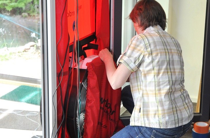 Dauerhaft dicht zu bauen, ist ein gesetzliches Muss. Blower-Door-Tests können dabei als zusätzliche Qualitätskontrolle dienen. - © FLiB e.V.
