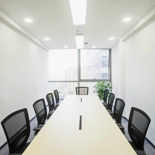 Eine Lüftungsanlage, die kontinuierlich belastete Raumluft abtransportiert und Frischluft einbringt, kann beispielsweise in Konferenzräumen die Virenlast deutlich senken.