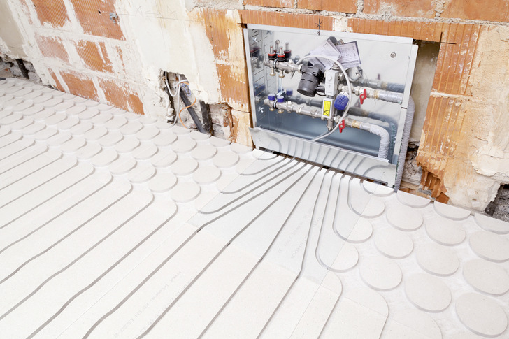 Noppen-, Rillen- und Verteilerplatten dienen als Basis für die Fußbodenheizung Gigafloor Presto. - © Bild: Knauf Integral
