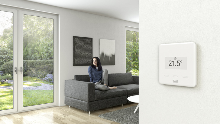 Roth Touchline S ermöglicht die Einzelraumregelung für Flächen-Heiz- und Kühlsysteme per Sprachassistenz.