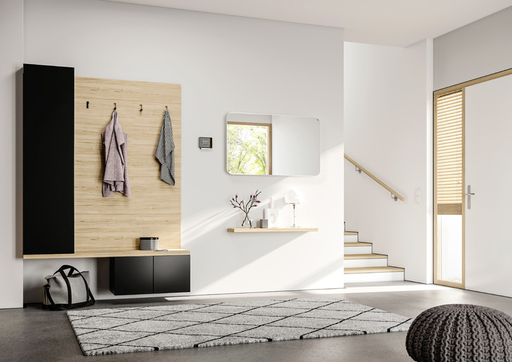 Mit Spiegel bietet sich der Infrarotheizkörper Elveo beispielsweise in Dielen an.