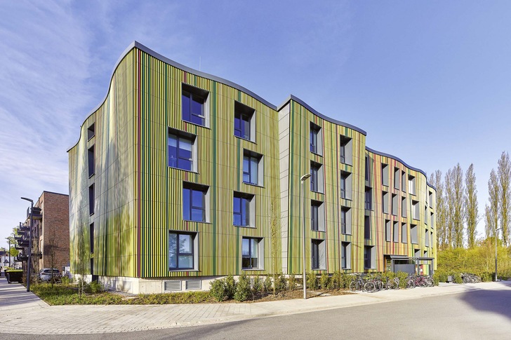 Das neue „StudierQuartier“ wirkt nicht nur aufgrund seiner Farbigkeit dynamisch, sondern auch wegen der wellenförmig vorgehängten Fassade aus insgesamt 9 574 Keramik-Formteilen der Kollektion „KeraShape“ von Agrob Buchtal.