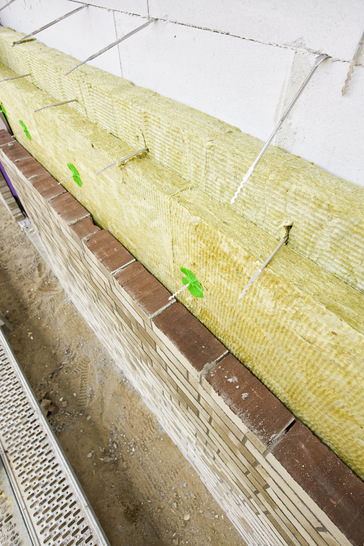 Die neue Kernrock 033 bietet nicht nur einen verbesserten Wärmeschutz: Sie ist besonders formstabil, nachgewiesen bewitterungsfest und zeichnet sich durch eine sehr hohe Robustheit bei gleichzeitig einfachem Handling aus.