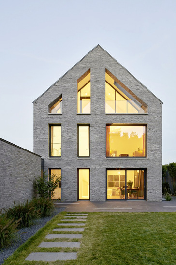 Reduzierung auf das Wesentliche: Das Objekt „Sechzehn A“ ist der Inbegriff eines Hauses: Vier Wände und ein Dach, gekleidet in eine ausdrucksstarke Backsteinfassade.