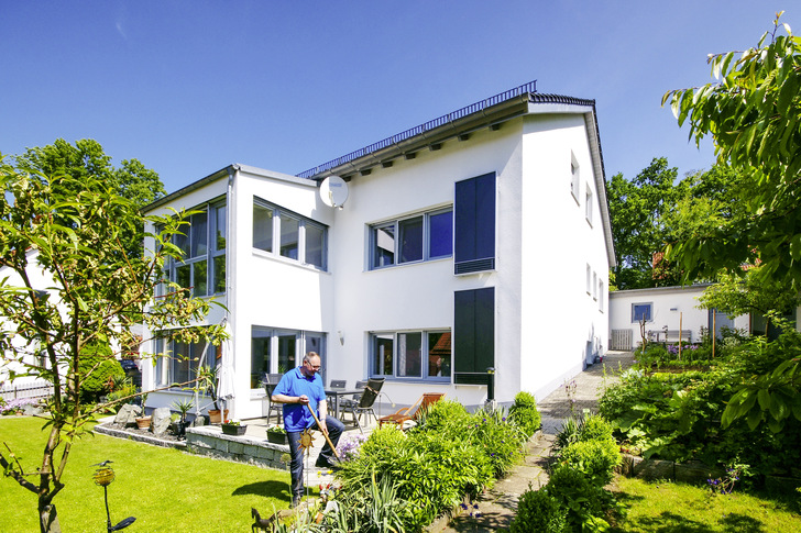 Zwei autarke Luftkollektoren mit vier Quadratmetern Fläche belüften das Wohnhaus in Genbach. - © Bild: Grammer Solar
