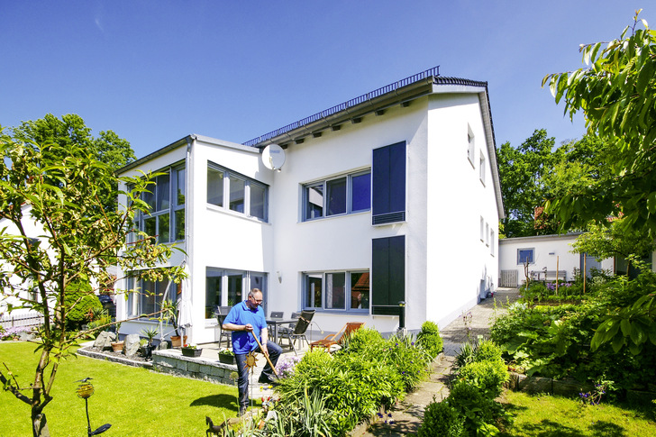 Zwei autarke Luftkollektoren mit vier Quadratmetern Fläche belüften das Wohnhaus in Genbach.