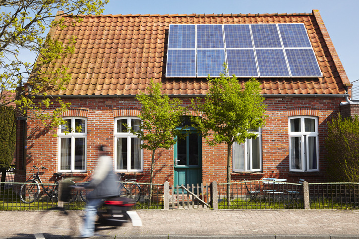  Betreiber älterer PV-Anlagen müssen sich Lösungen für die Zeit nach dem Wegfall der Einspeisevergütung überlegen. - © Getty Images/ideeone
