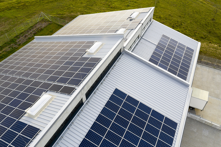 PV-Pflicht soll die Nutzung von Dächern zur Energiegewinnung erhöhen. - © Getty Images/Bim
