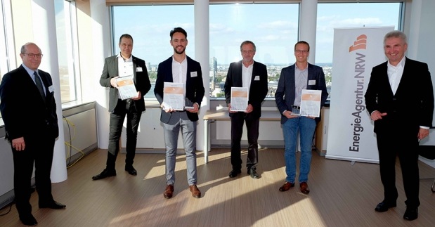 Minister Pinkwart (r.) und Lothar Schneider, Geschäftsführer der EnergieAgentur.NRW (l.) umrahmen die EIP-Preisträger: Horst Schillians, Kaiser + Kraft, Abel Samaniego, Geschäftsführer der Dabbel Automation Intelligence, Heinz Wegmann und Jan-Oliver Hense, Leiter des Energiemanagements bei Crespel & Deiters (v. l.).