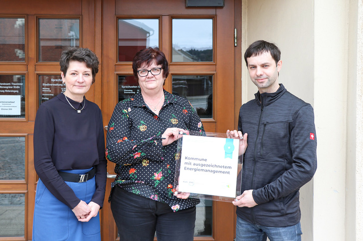 Kerstin Schöniger (Bürgermeisterin Rodewisch), Ines Mietzke (Bauverwaltung) und Enrico Stephan (Energiemanager)﻿ haben für hohe Energieeinsparungen durch systematische tool-gestützte Einzelmaßnahmen gesorgt.