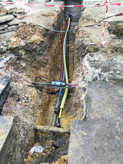 Verlegen einer Stromleitung im Erdreich unter Beachtung bestehender technischer Regelwerke