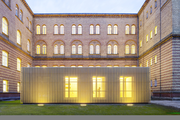 Um für die Studierenden der Fakultät Musik der UDK in Berlin zusätzlichen Raum für ungestörtes Musizieren zu schaffen, konzipierten TRU Architekten zwei Pavillons mit jeweils sieben schallisolierten Überäumen und einer einheitlichen transluzenten Fassade aus perforiertem Lochblech.