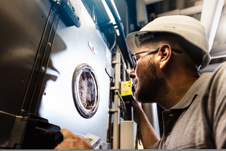 Damit raumlufttechnische Anlagen gerade während der Corona-Zeit hygienisch einwandfrei arbeiten, empfiehlt sich ein regelmäßiger Service.