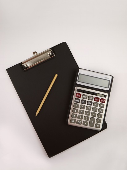 Die neuen Vergabeunterlagen für ENplus-Pellets und -Hackschnitzel enthalten einen Satz Muster-Ausschreibungen.