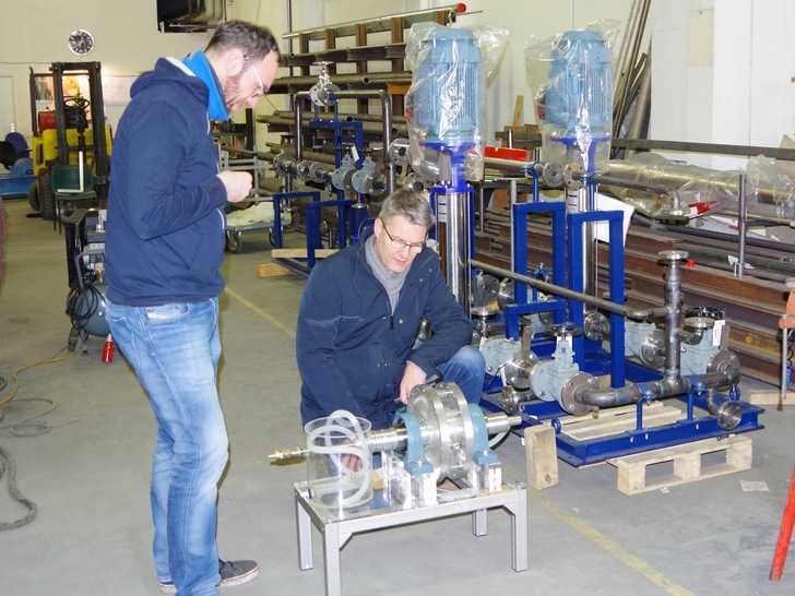 Christian Schneider (rechts), Geschäftsführer und Forschungsleiter beim La Mont-Praxispartner Schneider-Kessel Service, begutachtet mit Roberto Lisker, Projektleiter an der Technischen Hochschule Wildau, einen Labortyp des Rotationsverdampfers.