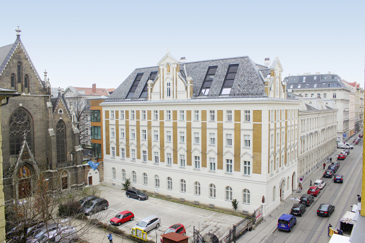 So sieht ein denkmalgeschütztes ehemaliges Konvent-Gebäude in Wien nach der Sanierung aus. Klinkerfassaden, Kastenfenster und Dachgauben aus der Gründerzeit wurden erhalten. 