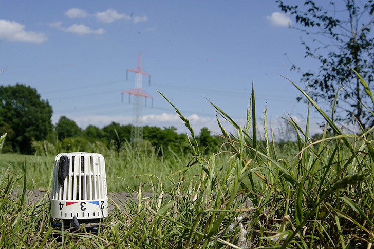 Strom aus dem öffentlichen Netz können Wärmepumpen theoretisch ­effizient in Wärme für das Eigenheim wandeln. Doch in der Praxis ­beeinflussen viele Faktoren die Jahresarbeitszahl der Heizgeräte.