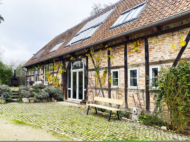 Die denkmalgeschützte Fassade ist von innen gedämmt. Wärme erzeugen Solarthermie und ein Lehmgrundofen.