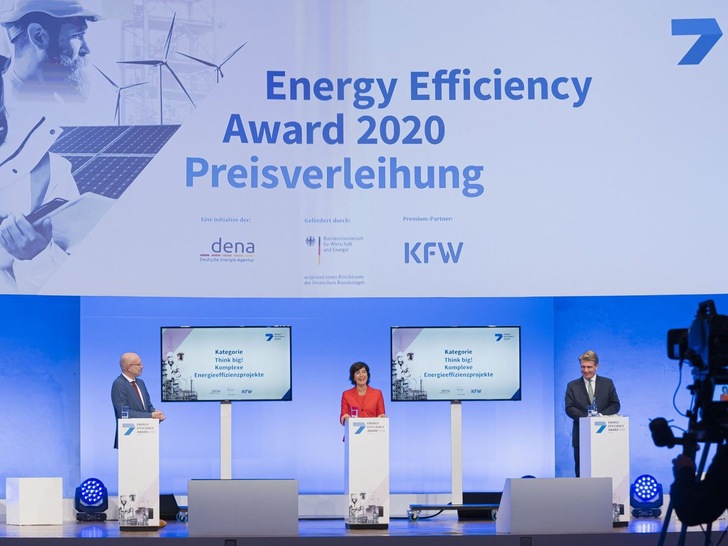 Vergeben den Energy Efficiency Award (von links): dena-Chef Andreas Kuhlmann, Moderatorin Ursula Heller und Staatssekretär Thomas Bareiß - © dena/photothek
