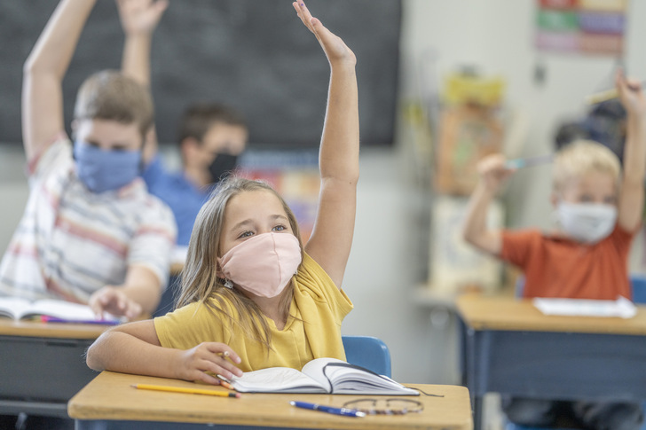 Sinnvolle Lüftungsmaßnahmen gegen Corona in Schulen bleiben heiß diskutiertes Thema. - © Getty Images / FatCamera
